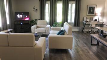 Smart-TV, DVD-spiller, bøker og stereoanlegg