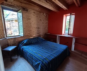 5 slaapkamers, een strijkplank/strijkijzer, wifi