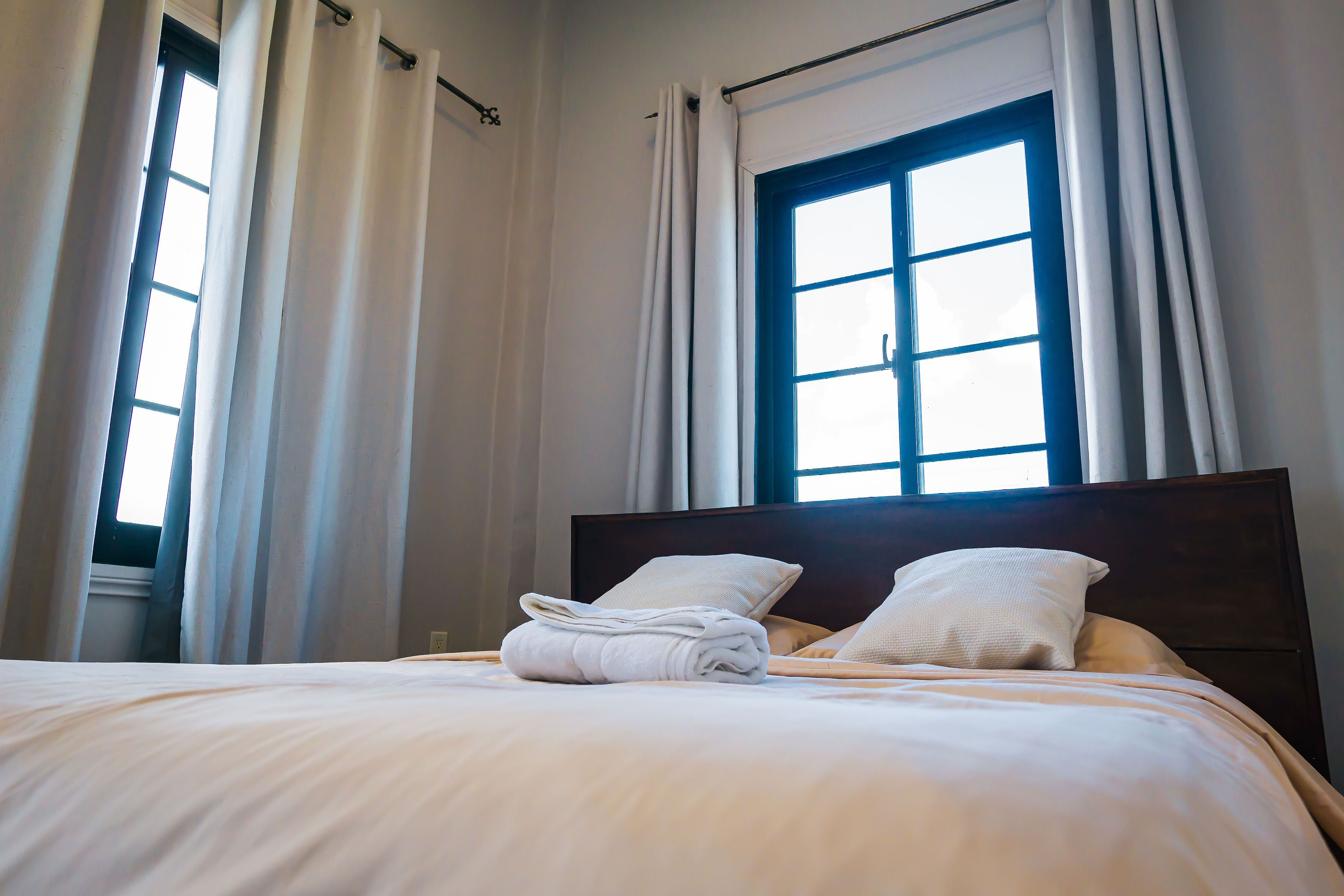 2 kamar tidur, tirai kedap cahaya, dan setrika/meja setrika