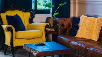Deluxe Apartment | Living area