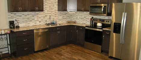 Kjøleskap, mikrobølgeovn, ovn og kokeplater