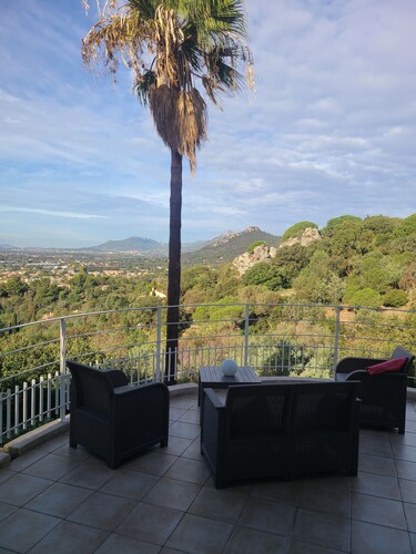 Villa Avec Piscine Comme à la Campagne, Proche Centre Ville, Plages