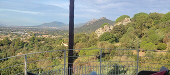 Villa Avec Piscine Comme à la Campagne, Proche Centre Ville, Plages