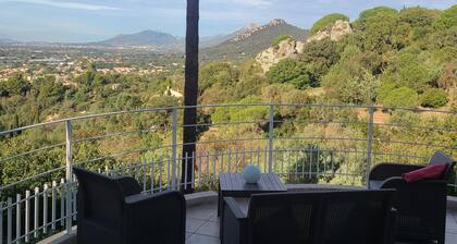 Villa Avec Piscine Comme à la Campagne, Proche Centre Ville, Plages