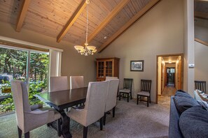 Dining - Knobcone Cabin by Hauserman Rentals (Tahoma)