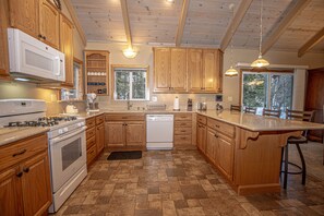 Fridge, microwave, oven, stovetop - Knobcone Cabin by Hauserman Rentals (Tahoma)