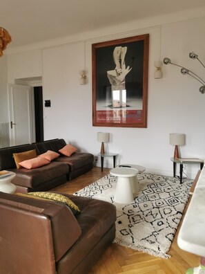 Monitor de computadora y impresora 