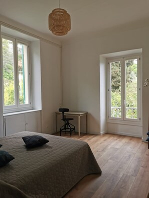 1 habitación, caja de seguridad en la habitación y escritorio 