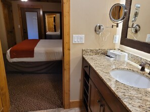 Dutxa, banyera d'hidromassatge, assecador de cabells i tovalloles 