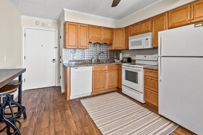 Lejlighed - 2 soveværelser | Privat køkken | Køleskab, ovn, kaffe-/temaskine, brødrister