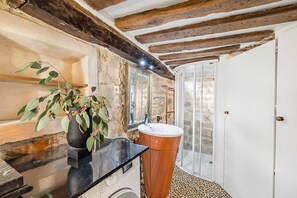 Shower, hair dryer, towels