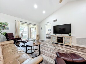 Smart TV - Tranquil 2-bedroom condo in enchanting Venice with WiFi, AC (Venice)