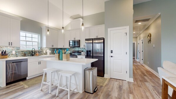 冷蔵庫、電子レンジ、オーブン、コンロ