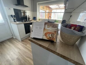 Fridge, microwave, oven, stovetop - Inviting 3-bed House in Stockton-on-tees (Stockton-on-Tees)