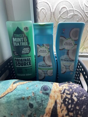 Shower, hair dryer, towels - Inviting 3-bed House in Stockton-on-tees (Stockton-on-Tees)