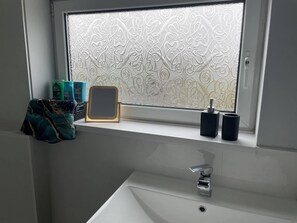 Shower, hair dryer, towels