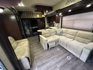 Smart TV, stereo - River front relaxation retreat rv on the famous Suwannee river (Old Town)