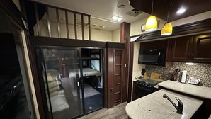 コーヒー / ティーメーカー、冷蔵庫、電子レンジ、オーブン