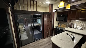 Réfrigérateur, four à micro-ondes, un four, surface de cuisson