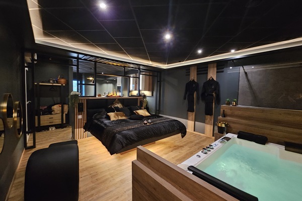 Indoor spa tub