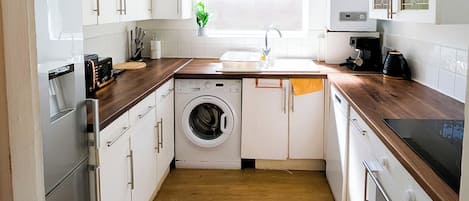 冷蔵庫、電子レンジ、オーブン、コンロ