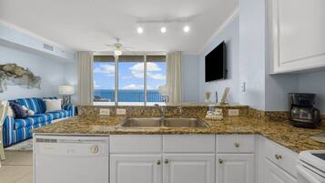 Een koelkast, een magnetron, een oven, een kookplaat