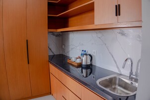 Habitación Deluxe, 1 cama doble | Cocina privada | Frigorífico pequeño, cafetera o tetera y hervidor eléctrico