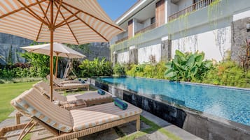 Piscine extérieure, parasols de plage, chaises longues
