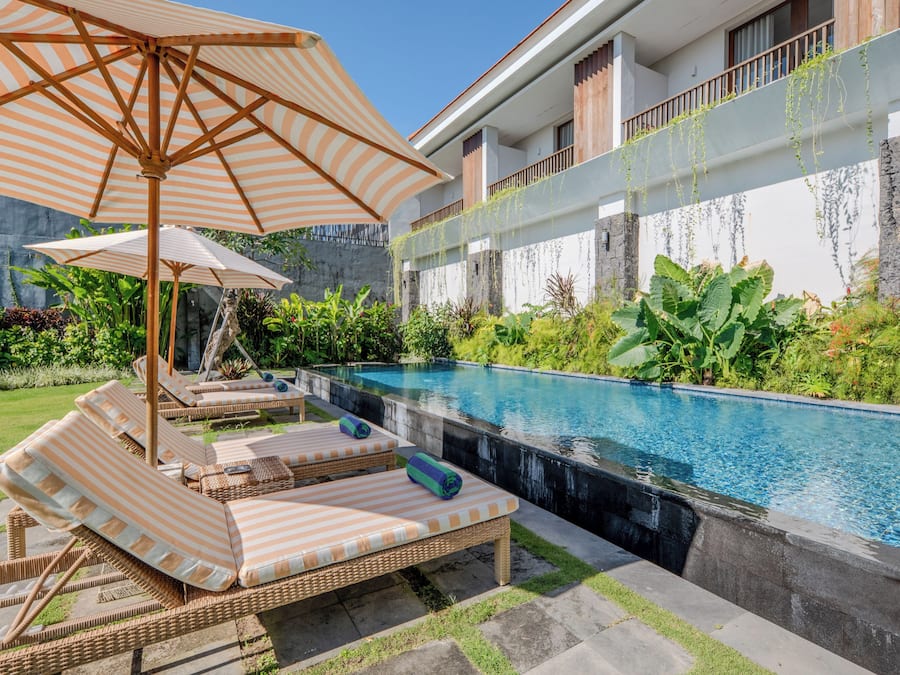 Piscina externa, guarda-sóis, espreguiçadeiras
