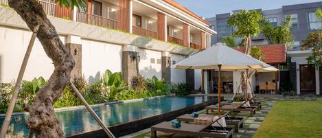Kolam renang outdoor, dengan payung kolam renang dan kursi berjemur