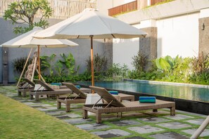 สระว่ายน้ำกลางแจ้ง, ร่มริมสระว่ายน้ำ, เก้าอี้อาบแดดริมสระ