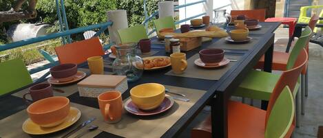 تناول الطعام بالخارج