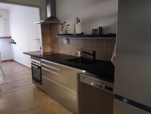 Fridge, microwave, oven, stovetop - Réunion de Tribu en Provence. Soleil, Télétravail, Famille, Amis... Régalez-vous (Istres)