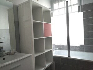 Dusche, Haartrockner, Handtücher, Seife