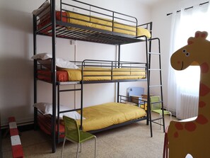 4 Schlafzimmer, Schreibtisch, Bügeleisen/Bügelbrett, Reisekinderbett