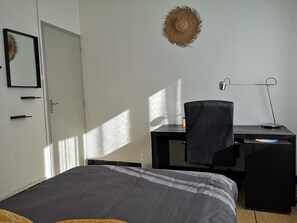 4 bedrooms, desk, iron/ironing board, travel cot - Réunion de Tribu en Provence. Soleil, Télétravail, Famille, Amis... Régalez-vous (Istres)