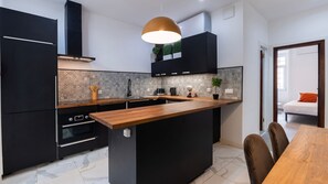 Geladeira, micro-ondas, fogão, cooktop