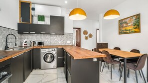 Een koelkast, een magnetron, een oven, een kookplaat