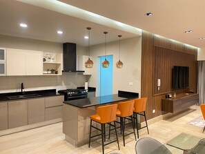 Kylskåp, mikrovågsugn, ugn och spishäll