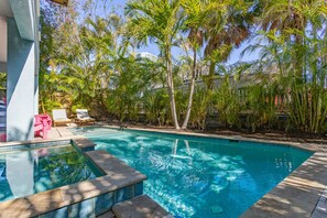 Una piscina al aire libre, una piscina climatizada