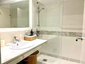 Towels, soap, toilet paper - Banus Elegant Modern Estudio Next to the Beach (Marbella)
