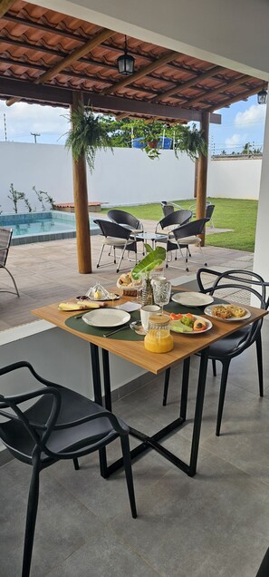 Sudah termasuk sarapan prasmanan setiap hari