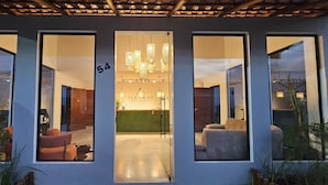 Un bâtiment moderne doté de trois grandes portes vitrées, avec le chiffre « 54 » au-dessus de la porte centrale, et dont l’intérieur est visible, avec un comptoir d’accueil et un espace détente.