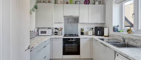 Refrigerador, microondas, horno y lavavajillas