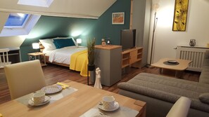 1 soverom, skrivebord, strykejern/-brett og wi-fi (mot et tillegg)