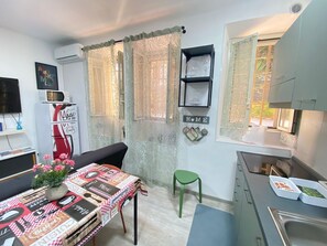 Fridge, microwave, stovetop, coffee/tea maker - Lovely flat near beach and metro (Lido di Ostia)