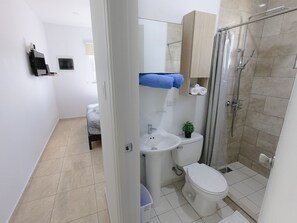 Douche, sèche-cheveux, serviettes fournies, savon