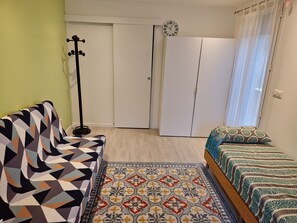 1 slaapkamer, een strijkplank/strijkijzer, gratis wifi, beddengoed