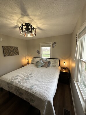 2 bedrooms, desk, iron/ironing board, WiFi