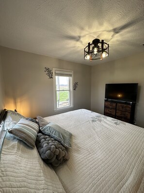 2 bedrooms, desk, iron/ironing board, WiFi